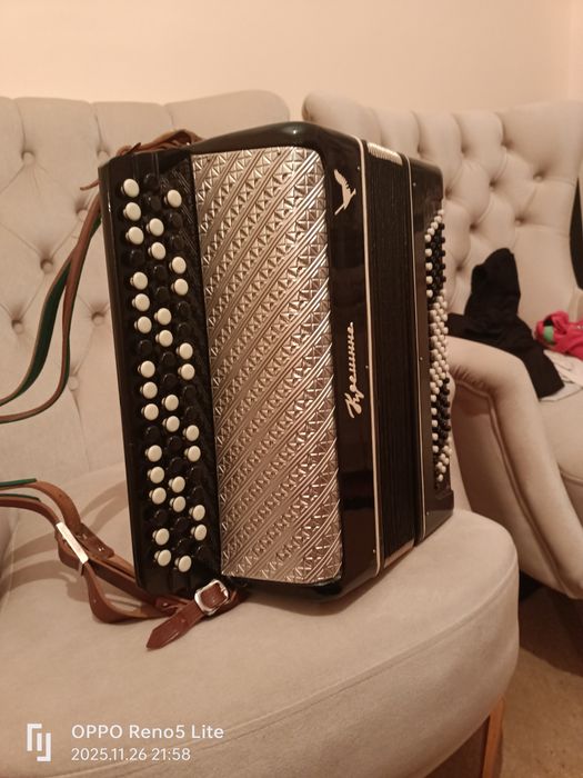 Баян  сатылады..