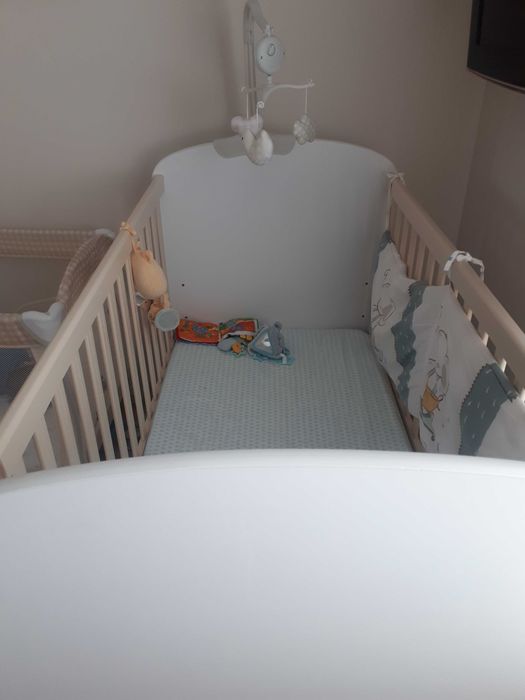 Дървена бебешка кошара с матрак и обиколници, чаршафи и протектор