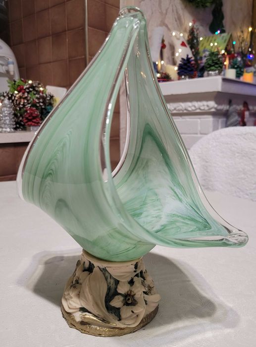 Ваза похожа на парус