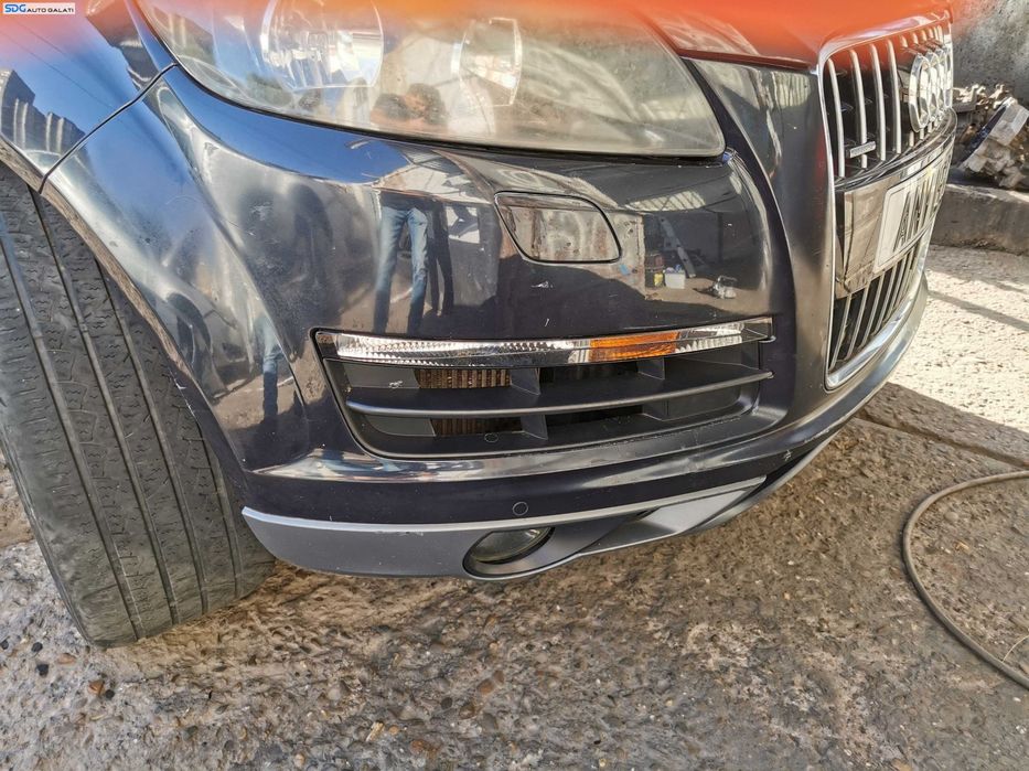 Bara Spoiler Fata Completa cu Grila Emblema cu Spalatoare si Locas Senzori Parcare cu Defecte Audi Q7 4L FL Facelift 2010 - 2015 Culoare LZ5Q [K7101]