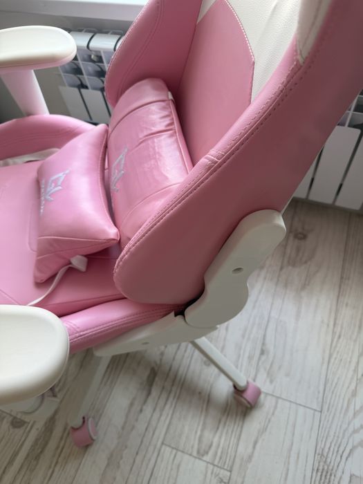 Игровое кресло в розовом цвете