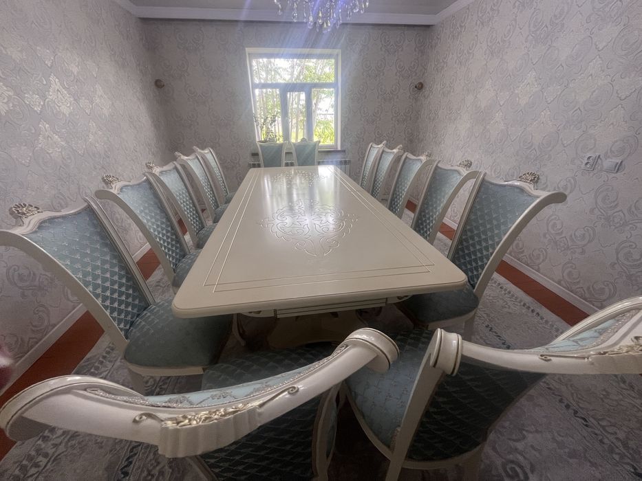 Стол со стульями