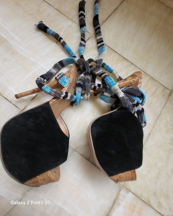 Продам женские босоножки на платформе