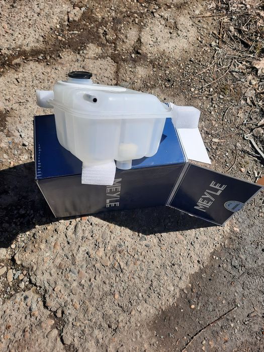 Продам расширительный бачек на ауди 100с4