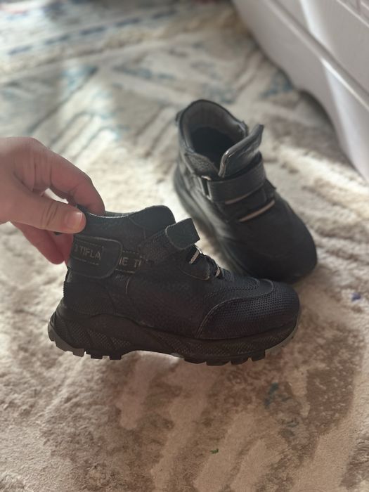 Продам детские ботинки осень весна