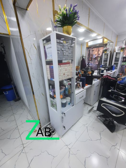 Шкаф пенал  витрина для салона красоты ,аптека и магазин .