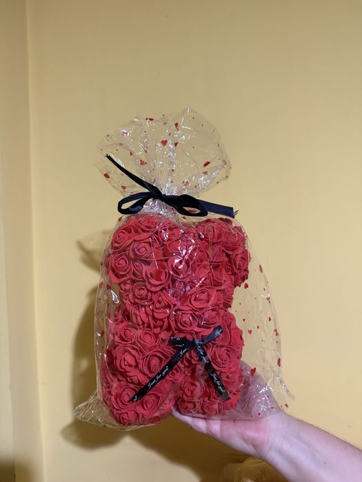 Мече от червени рози