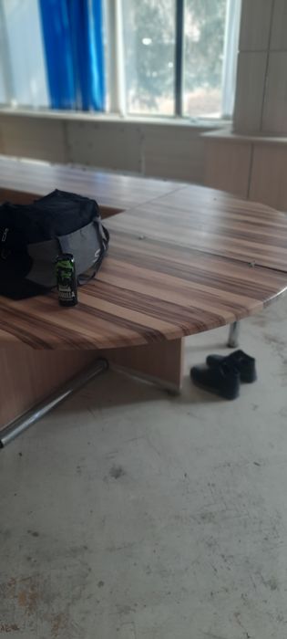 Стол прадаётся 111