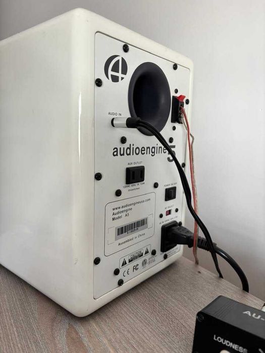 Boxe Albe Audioengine model 5