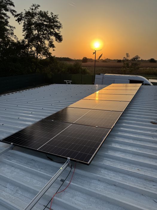 Kit panouri fotovoltaice invertor hibrid si baterii LiFePo4