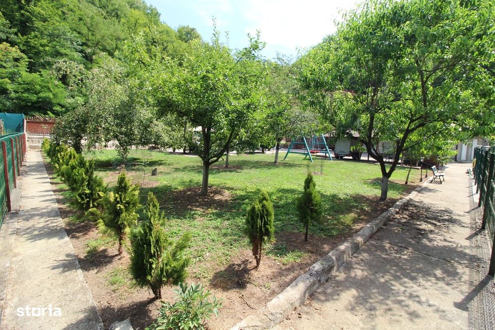 Vând casă P+E+M în Govăjdia, la 14km de Hunedoara, teren 1100mp, garaj