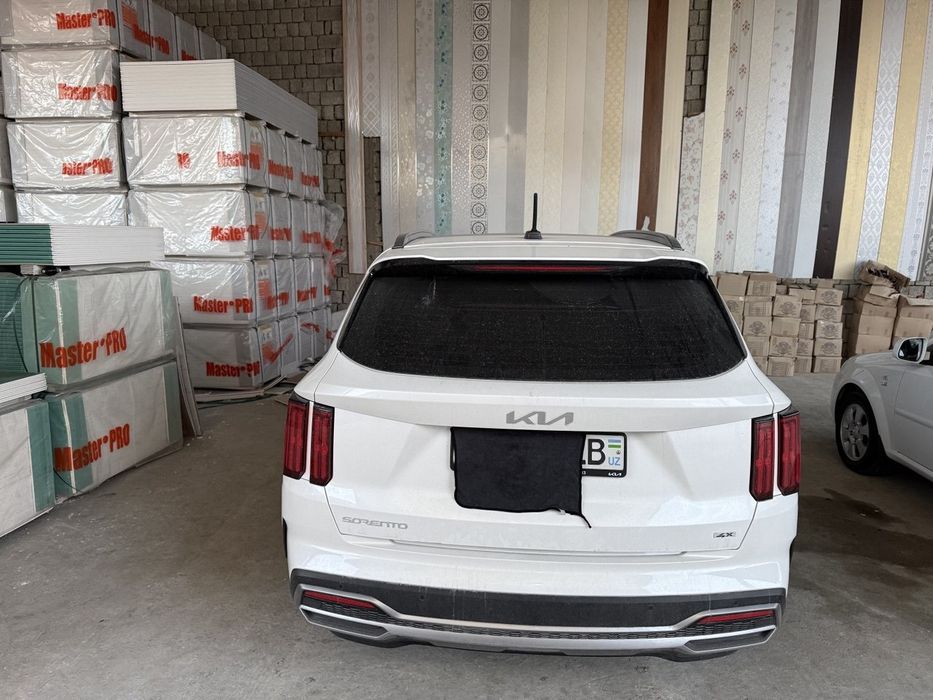 Moshena sotiladi 7 kishilek kia Sorento