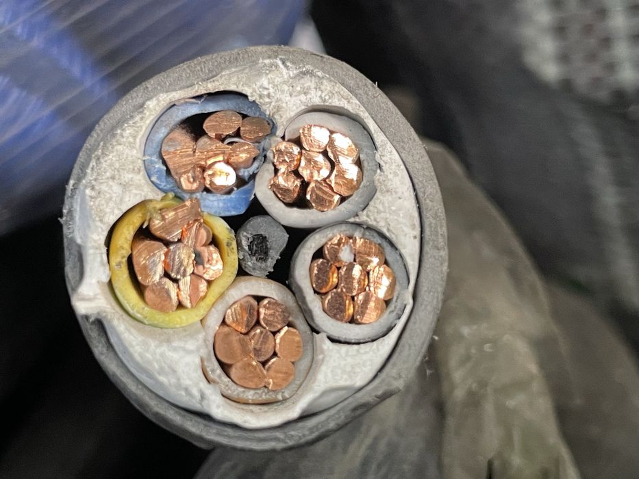 У нас есть высокаволтные ВВГ нг ВВГнгЛс и дурмге медные кабели есть