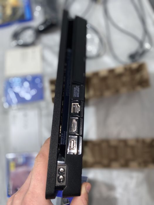 Продам playstation 4 slim 1тб новая