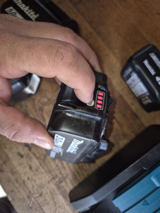 Acumulator baterie MAKITA 18v 3 4  5 ah si Incarcator MAKITA DC 18