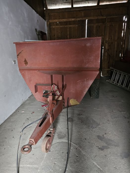 Remorcă cu șnec pentru struguri sau ceriale