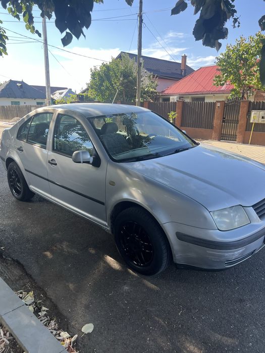 Vand bora 1.6 BENZINA