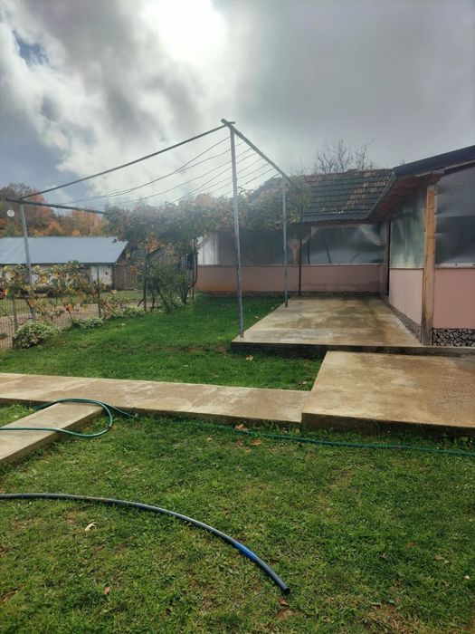 Vând casă cu teren