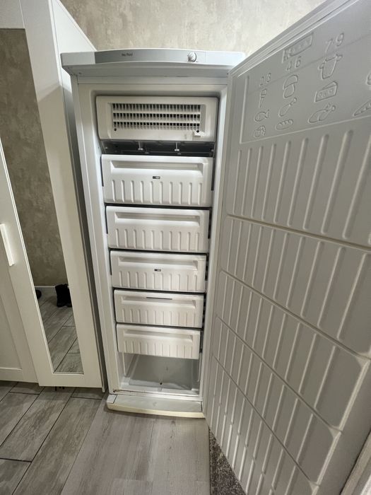 продам морозильник. вместительный