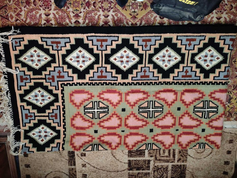 Covor vechi traditional lucrat manual