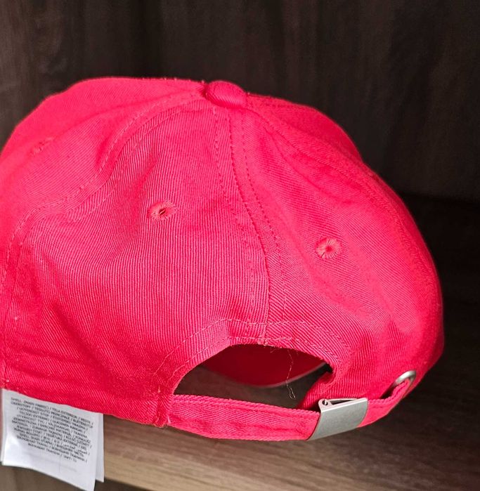 Шапка с козирка Guess