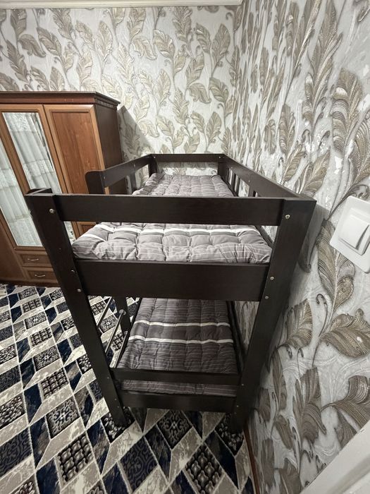 Кровать двухярусная длина-2 метра,ширина-80 см