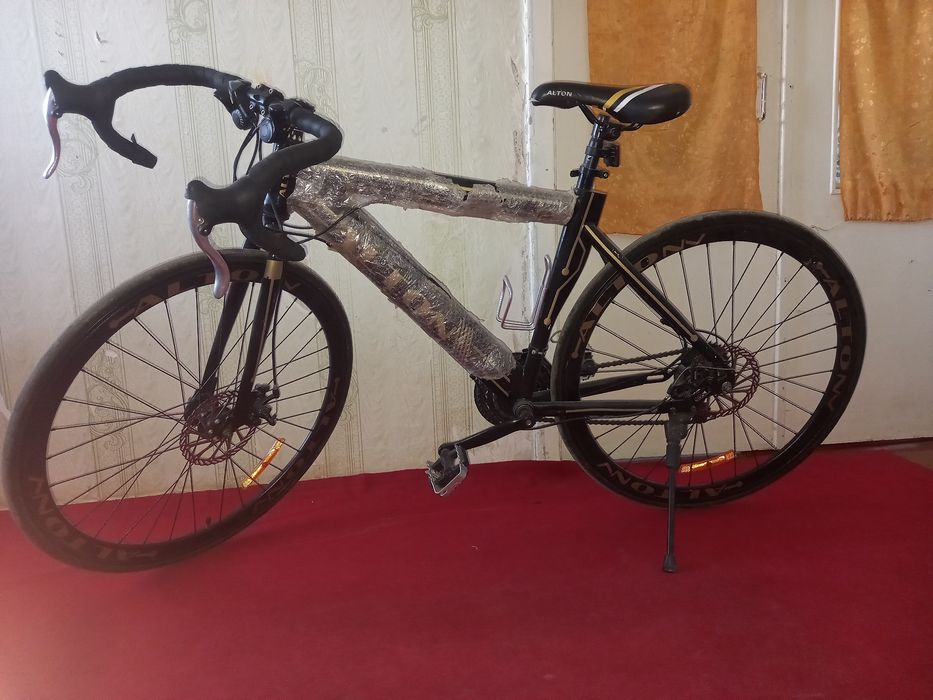 Velosiped yangiday bi ikki marta minilgan shundan keyin uyda turibdi.