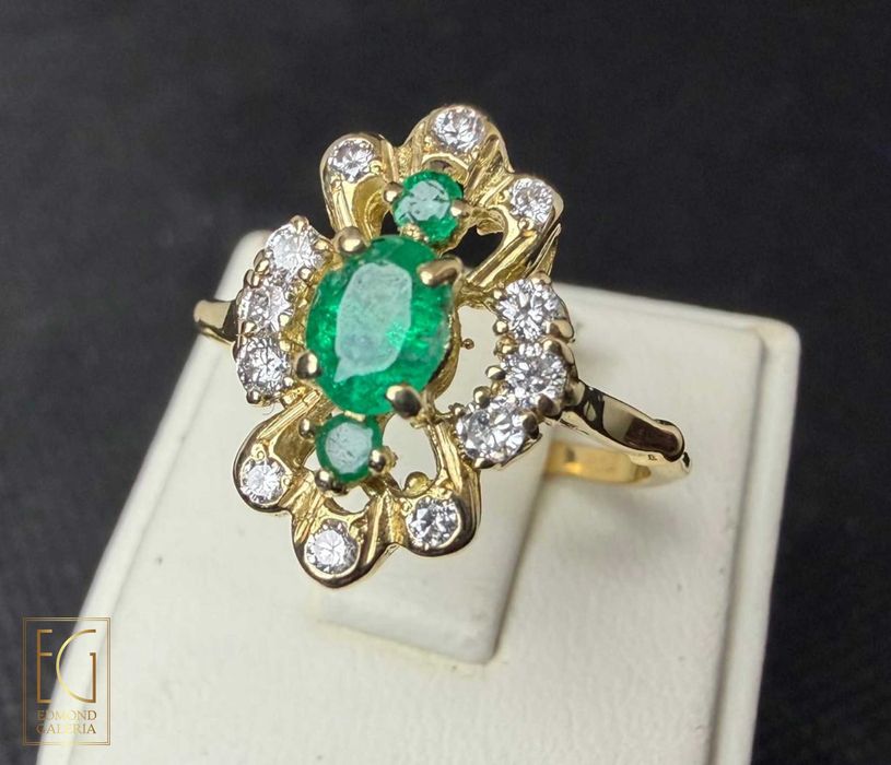 Inel din aur, decorat cu smaralde și diamante