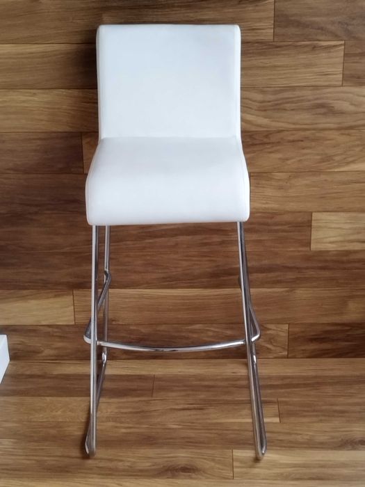 Един бар стол в отлично състояние