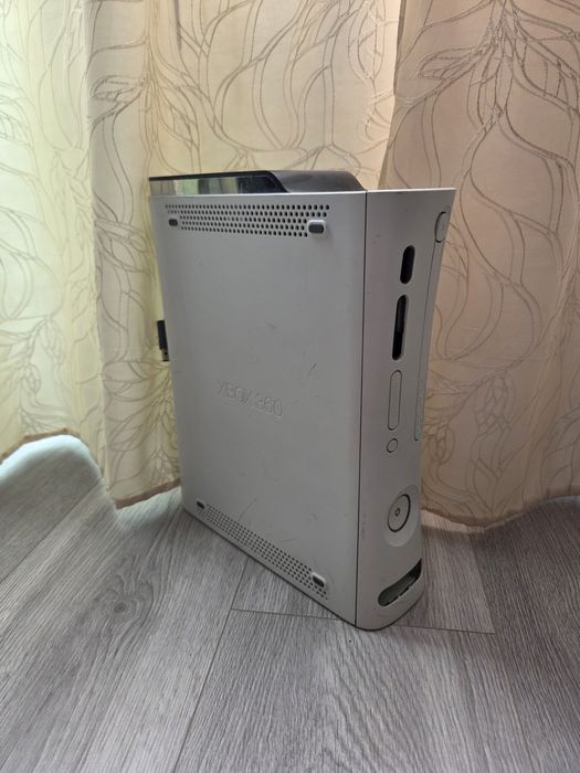 Xbox 360 + 2 controllere