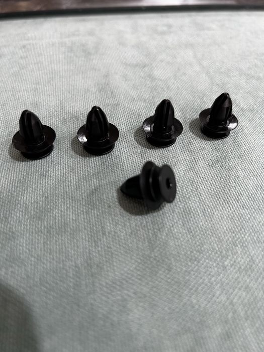 Vand clipsuri caroserie auto si ornamente plastic