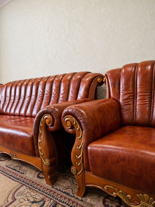 Кожаный диванный комплект