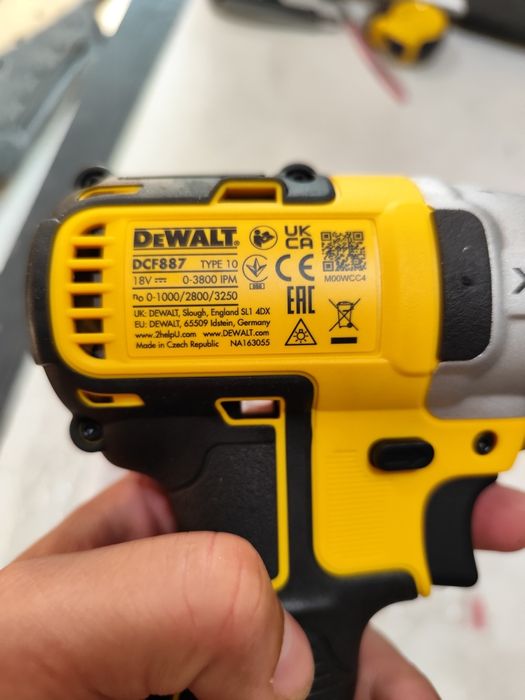 Топ модел акумулаторен импактдрайвър Девалт DeWALT DCF887 + 5Ah