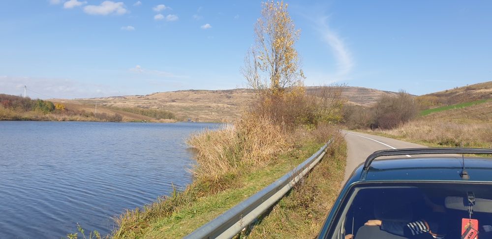 Teren intravilan cu front la Lac