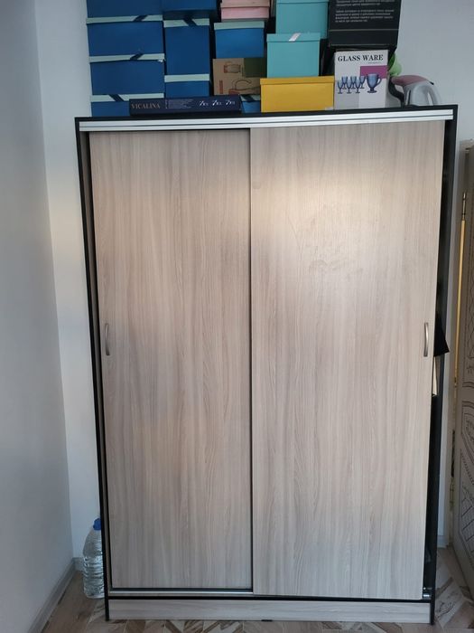 Продаётся купе шкаф и стол с стульями