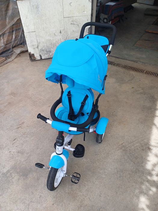 Триколка с помпещи гуми