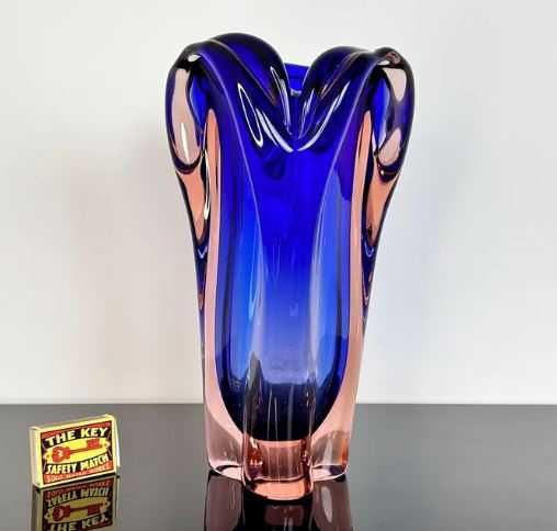 Vasă de sticlă realizată manual de Josef Hospodka designer