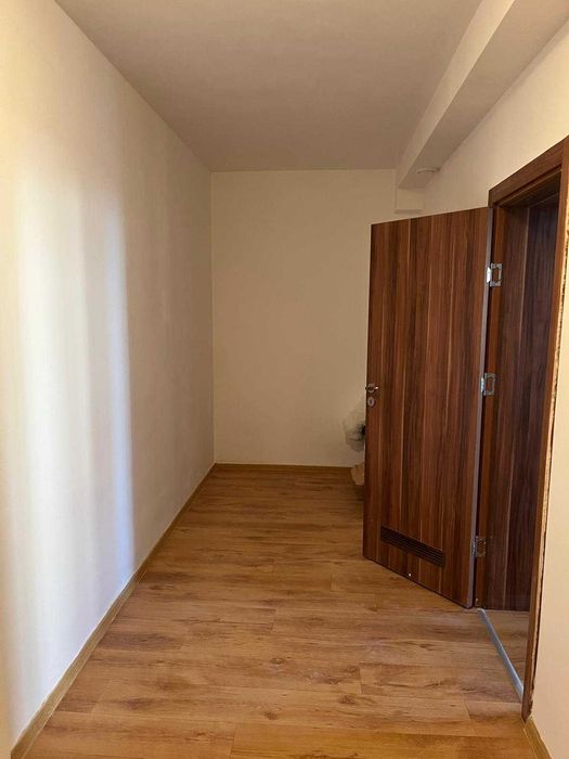 Тристаен апартамент с английски двор