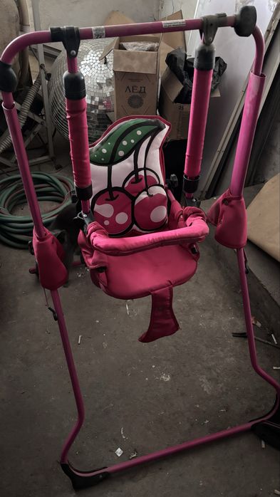 Детская напольная качель Enjoy в розовом цвете.