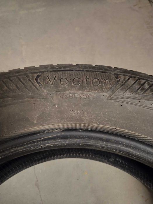 4 броя автомобилни гуми 215/60R17 100H Good Year Vector 4 seasons extra load