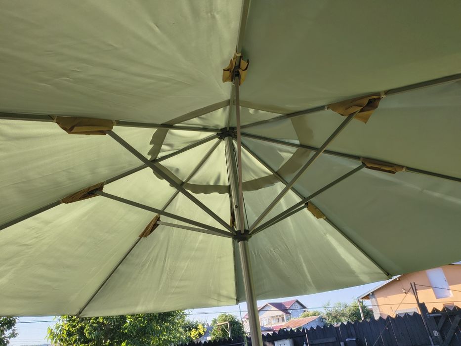Umbrelă de terasă si masa cu nr 8 persone