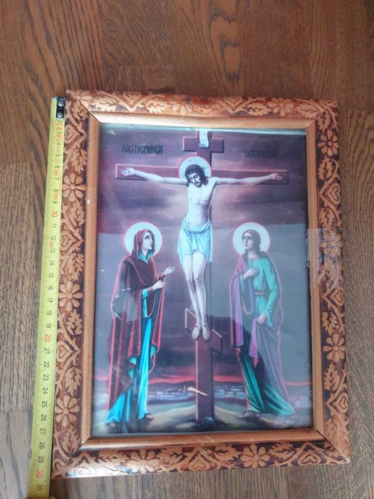 Vând icoană religioasă sfințită reprezentând Răstignirea Domnului, cu Iisus Hristos pe Cruce, Maica Domnului și Sfântul Ioan.