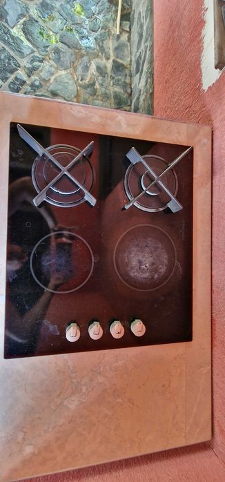 Фурна за вграждане с керамичен плот