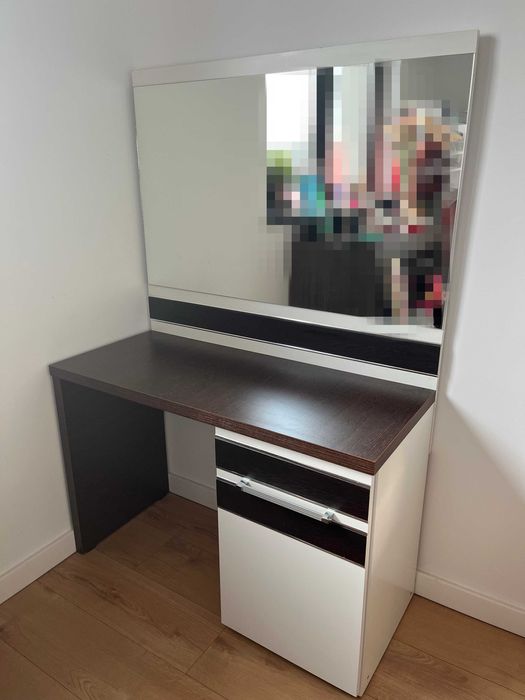 Masuta machiaj cu oglinda