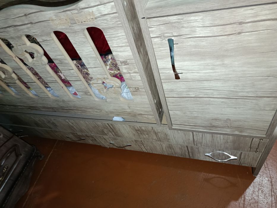 Detiski kravat tagiga tortmali yoni shkaf holati yaxshi