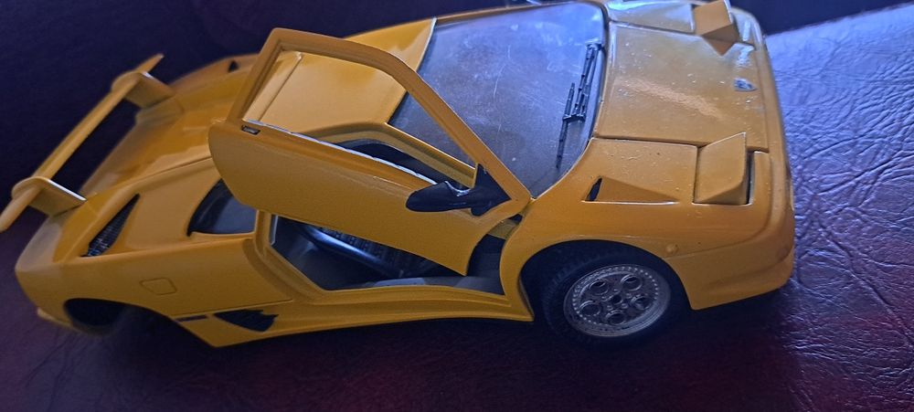 Vând macheta Lamborghini Diablo 1/18 Mira