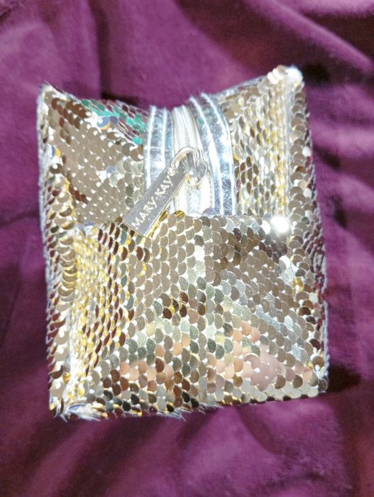 Косметичка с паетками под золото.