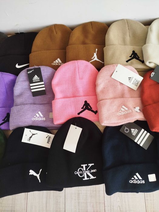 Căciuli dama/bărbat diferite culori preț pe bucata