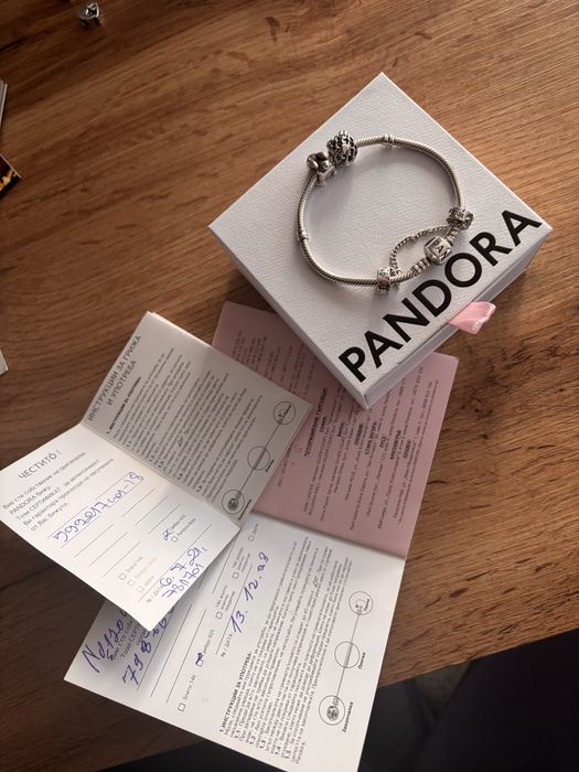 Гривна Pandora с два талисмана, и предпазна верижка.