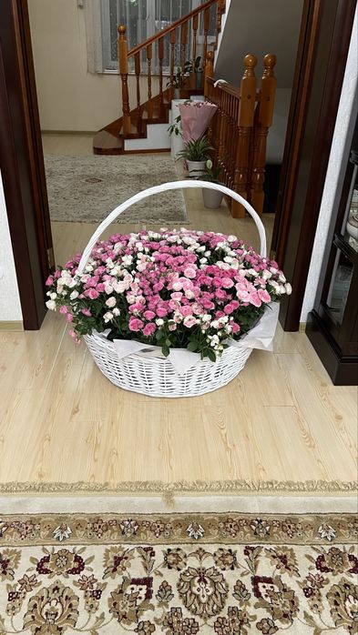 Кустовые розовые в корзине